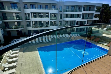 widok z balkonu na basen