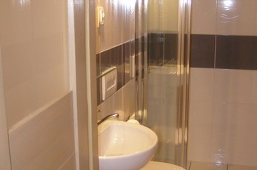 łazienka w mini apartamencie parter