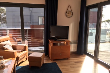 Apa. Aloza7 - pok&oacute;j dzienny z rozkładana 2 os. kanapą i widoczne 2 wyjścia na taras