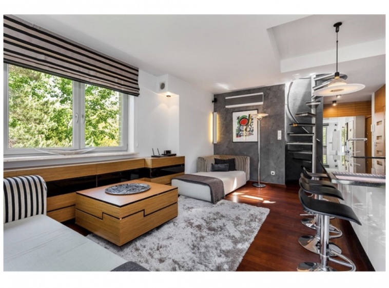 Apartament w Juracie - Willa Ziemia Salon z aneksem kuchennym, schody na górny taras