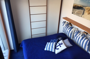 Apa. Aloza7 - sypialnia z ł&oacute;żkiem małżeńskim i bardzo dużą szafą