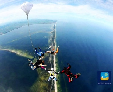 Skoki spadochronowe na Półwyspie Helskim, czyli coś dla tych, którzy lubią adrenalinę.