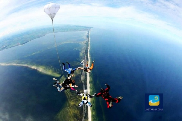 Skoki spadochronowe na Półwyspie Helskim, czyli coś dla tych, którzy lubią adrenalinę.