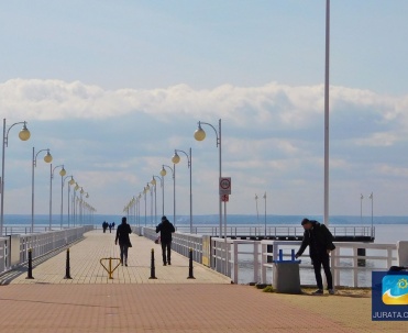 Na molo stoją ławeczki i roztacza się stąd przepiękny widok.