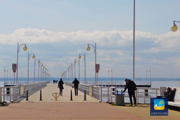 Na molo stoją ławeczki i roztacza się stąd przepiękny widok.