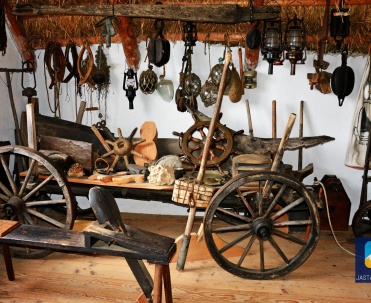 Muzeum Rybackie Pod Strzechą, które znajduje się w pobliskiej Jastarni.