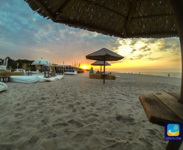 Kolorowe niebo nad plażą w Juracie.