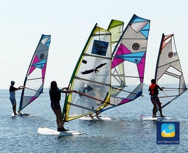 Nauka windsurfingu na Zatoce.