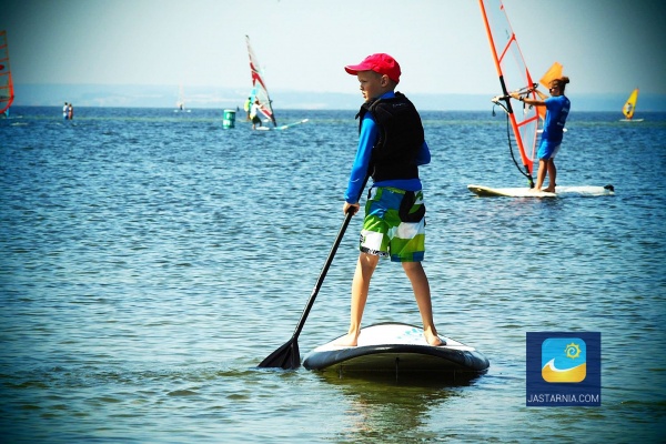 SUP czyli nowoczesny rodzaj surfingu, ostatnio coraz bardziej popularny.