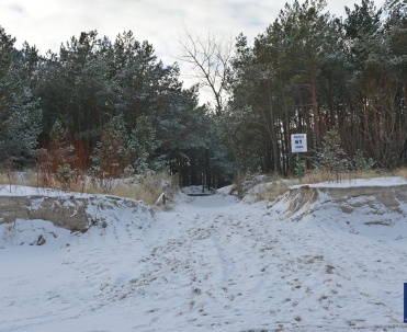 Wejście na plażę nr 61 w zimowej scenerii.